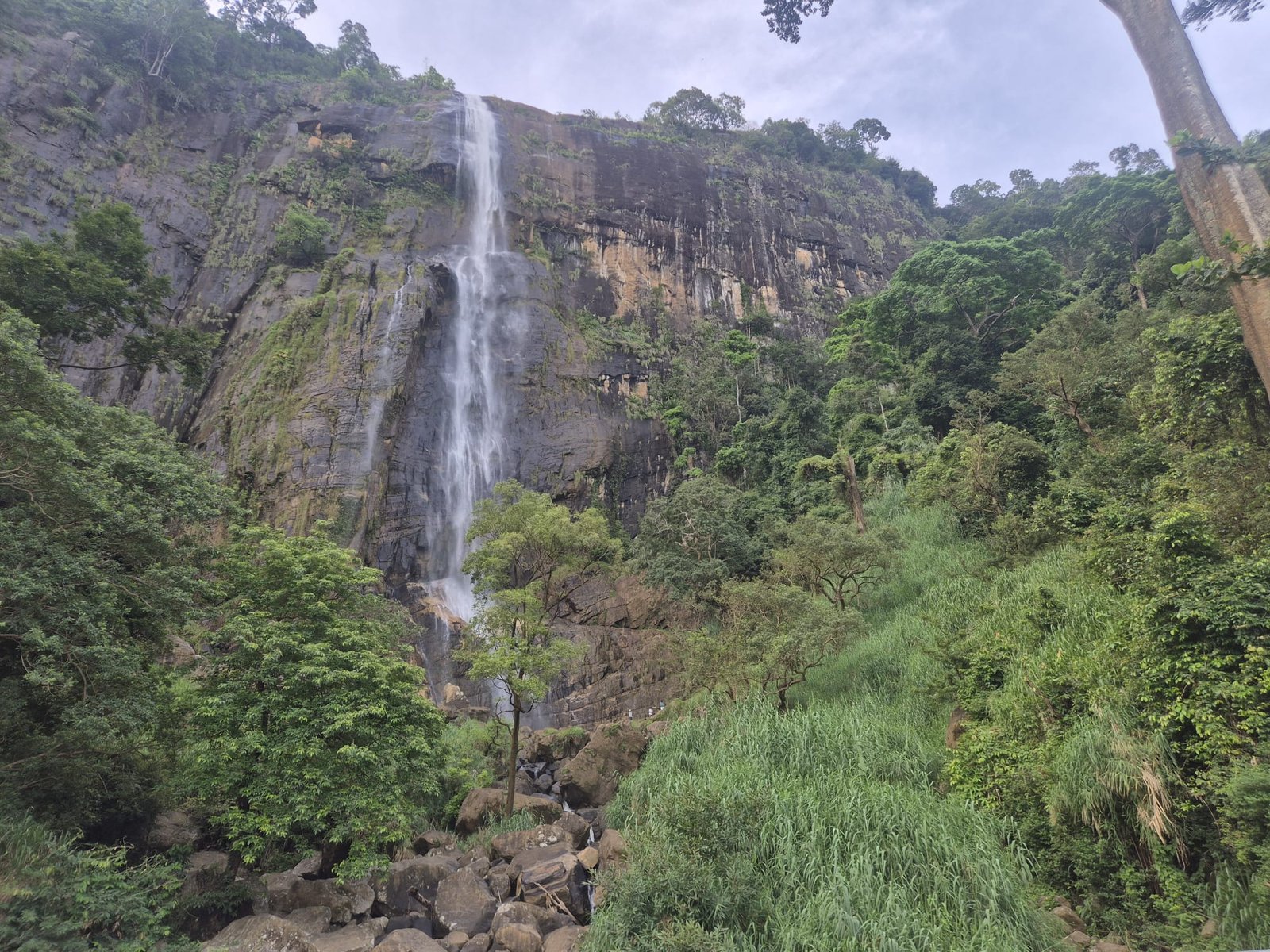 Cascada en las montañas de Sri Lanka